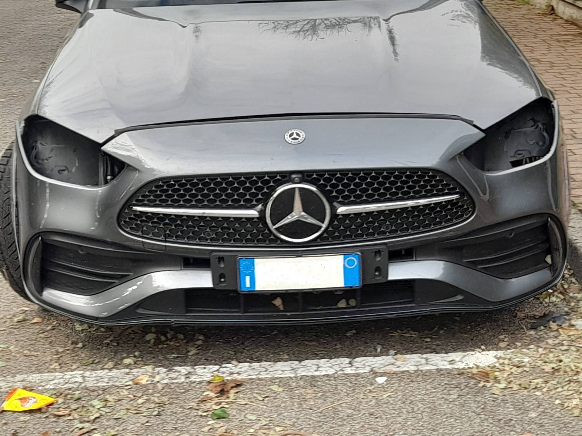 Caronno, ladri rubano i fari di due auto