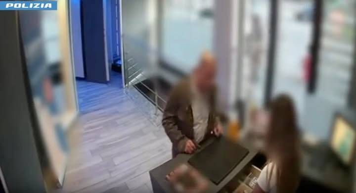 Cinque rapine in tre giorni, la Polizia arresta un insospettabile bancario – VIDEO