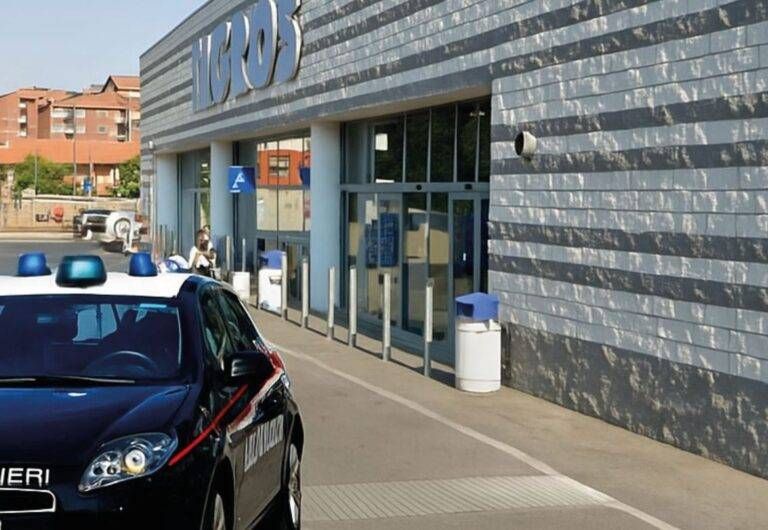 Bollate ruba cosmetici arrestata