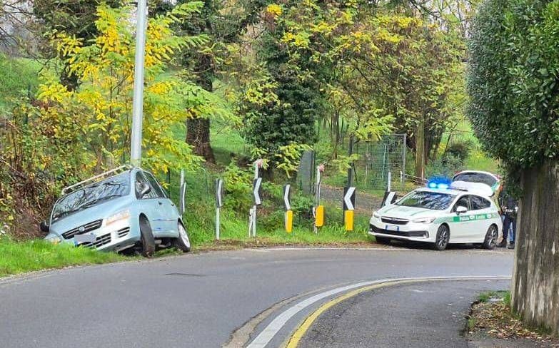 Limbiate, auto fuori strada, due feriti al Ceresolo Limbiate, auto fuori strada, due feriti al Ceresolo