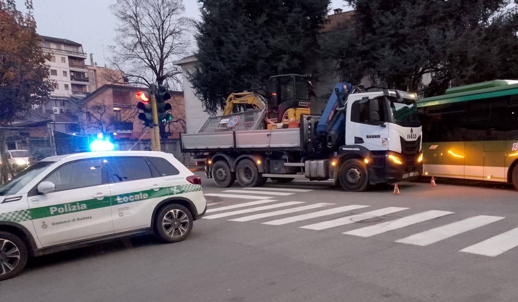 Camion si blocca all’incrocio: caos totale in centro a Bollate