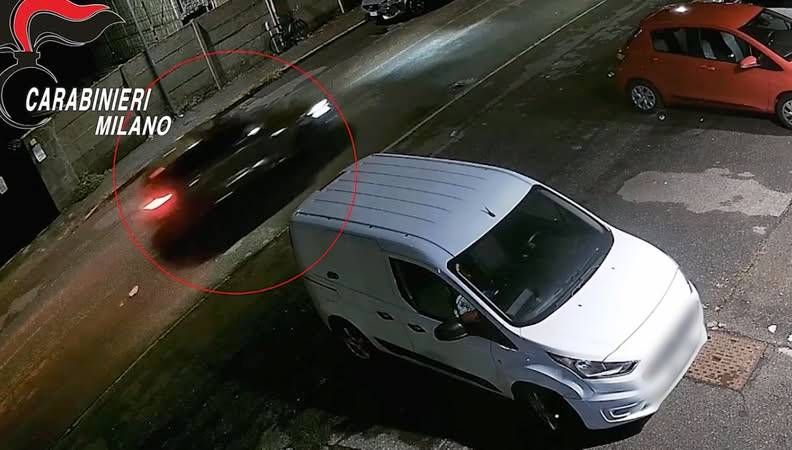 Lainate, colpi di pistola contro il buttafuori che lo aveva allontanato dal locale – VIDEO Lainate, colpi di pistola contro il buttafuori che lo aveva allontanato dal locale – VIDEO