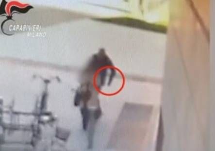 Donna accoltellata in piazza Gae Aulenti, preso l’aggressore