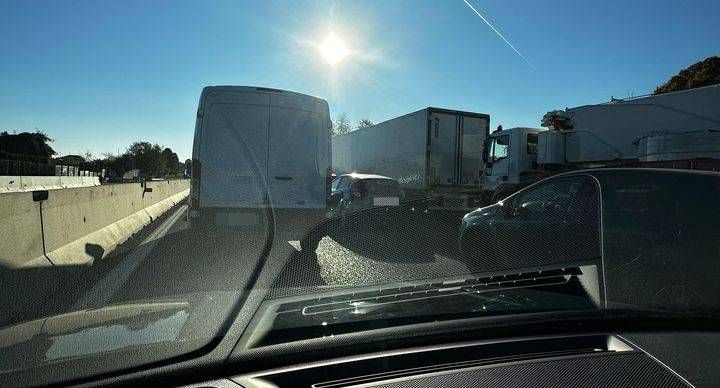 Incidente mortale sulla A8, autostrada chiusa e lunghe code verso Milano Incidente mortale sulla A8, autostrada chiusa e lunghe code verso Milano