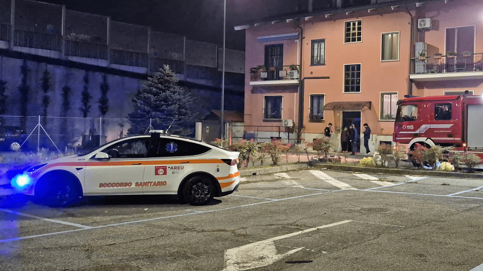 Paderno, vola dal ponte della ferrovia: treni in ritardo, donna in fin di vita Paderno, vola dal ponte della ferrovia: treni in ritardo, donna in fin di vita