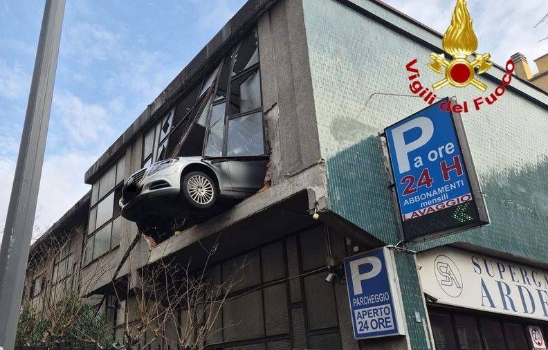 milano sbaglia manovra e sfonda parete dell8217autosilo auto a penzoloni nel vuoto da Ilnotiziario.net milano sbaglia manovra e sfonda parete dell8217autosilo auto a penzoloni nel vuoto