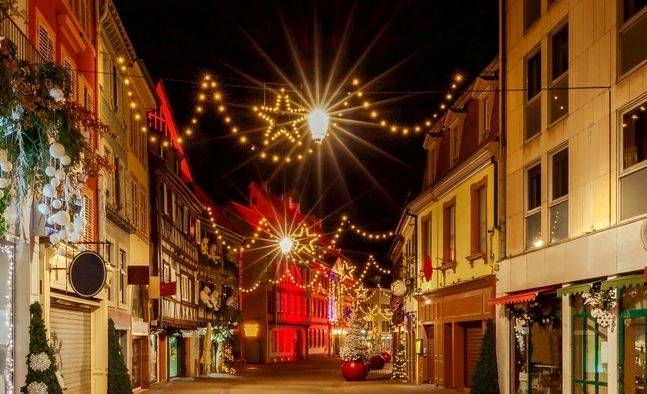 Cusano, luminarie in ritardo e polemica per la ‘XMas’ in piazza Cusano luminarie polemica XMas