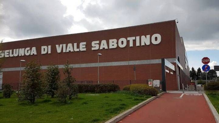 Legnano, furto all’Esselunga e botte al direttore