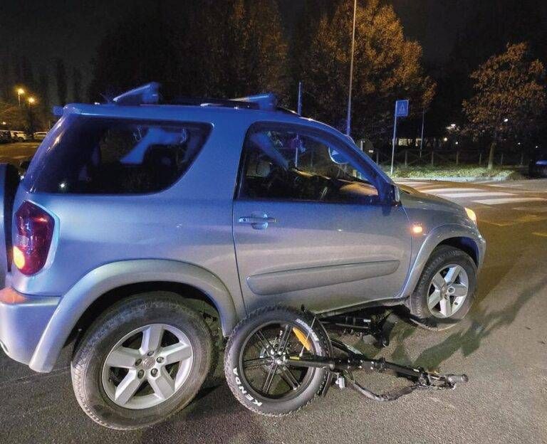 Novate, bicicletta schiacciata da un’auto: paura per un ciclista Novate bicicletta schiacciata auto
