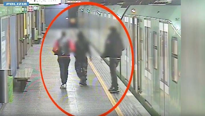 strappavano collane in metropolitana 5 arrestati dalla polizia a milano 8211 video