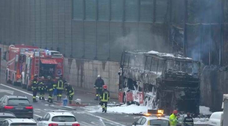 Pullman in fiamme in autostrada: mattinata di caos tra Sesto e Cormano