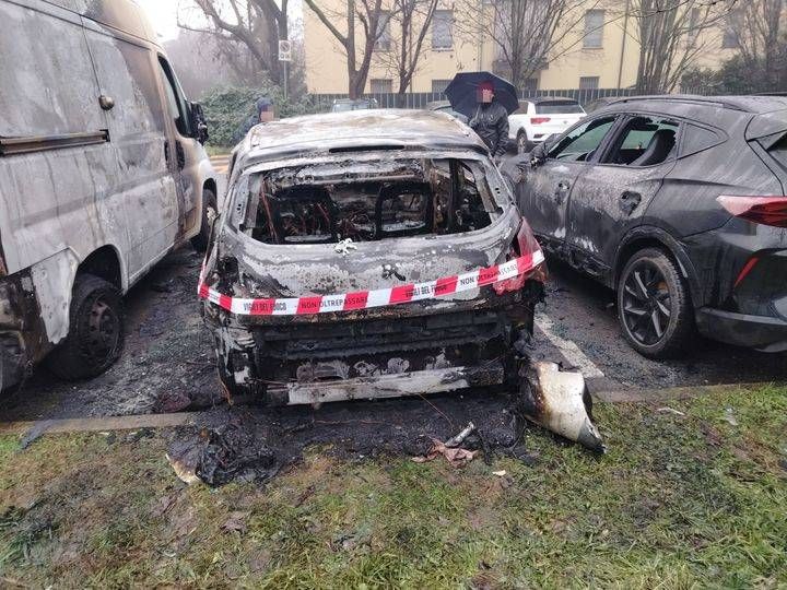 Incendio nella notte a Garbagnate, a fuoco tre veicoli incendio notte garbagnate