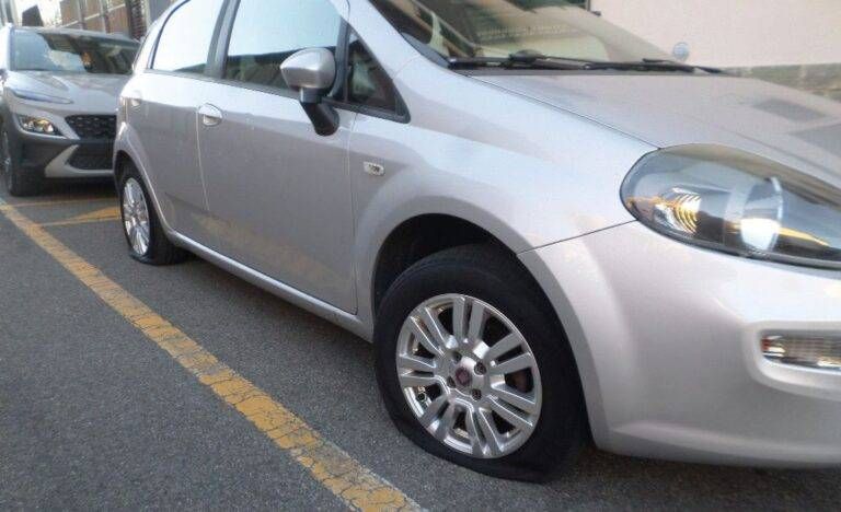 Garbagnate, pneumatici bucati alle auto in sosta in via 4 Novembre Garbagnate pneumatici bucati auto