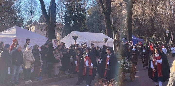 Saronno rievoca Sant’Antonio: folla e tradizione nel corteo storico per le vie della città – VIDEO Saronno Sant'Antonio Abate