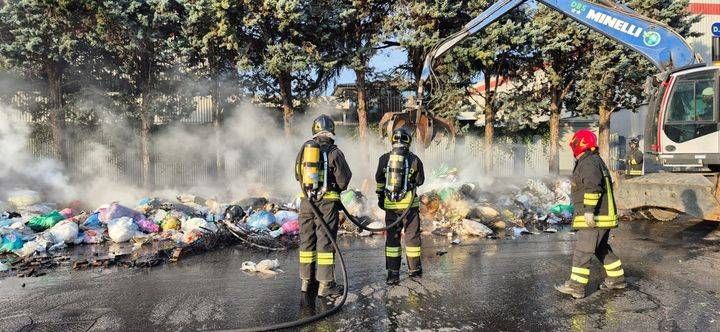 Paderno incendio camion rifiuti 