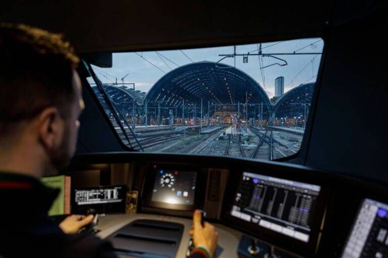 Lavoro, Trenord cerca macchinisti per garantire le oltre 2400 corse quotidiane in Lombardia macchinista trenord