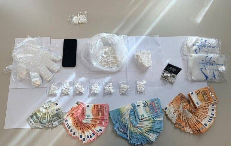 Novate Milanese, vede i carabinieri e getta lo zaino con cocaina e contanti, 24enne in manette Novate Milanese zaino droga cocaina