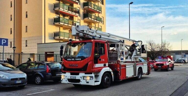 Senago persone bloccate ascensore