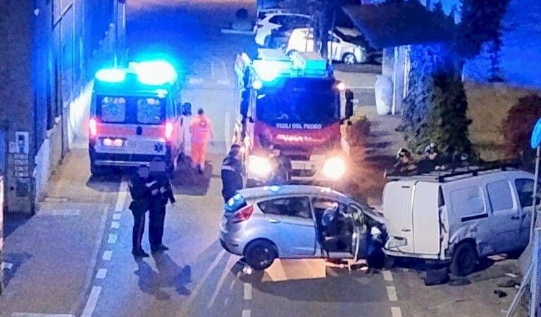 Incidente nella notte a Ceriano Laghetto, ambulanza e Vigili del fuoco sul posto Ceriano incidente notte