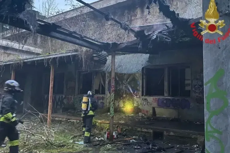 Incendio a Limbiate nel parco dell’ex manicomio di Mombello, a fuoco edificio abbandonato incendio manicomio limbiate