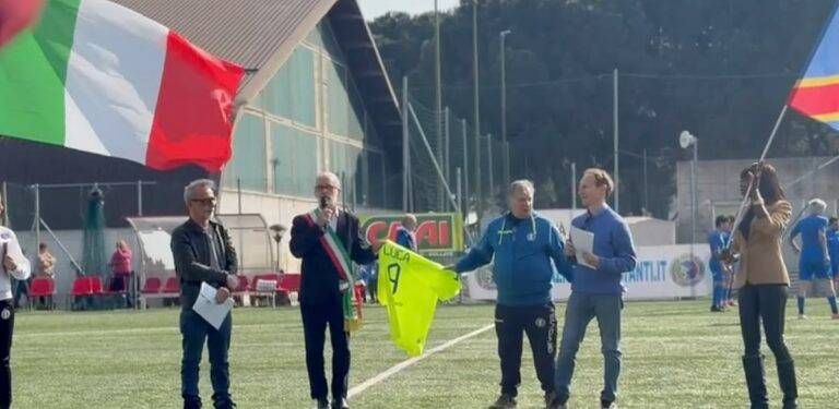 Torneo di calcio per Luca Attanasio, a Limbiate il pubblico ha cantato con Sal Da Vinci – VIDEO Limbiate torneo attanasio video