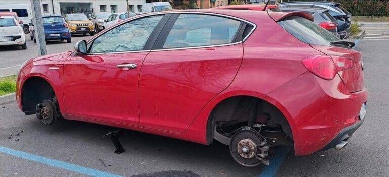 Bollate auto smontata notte