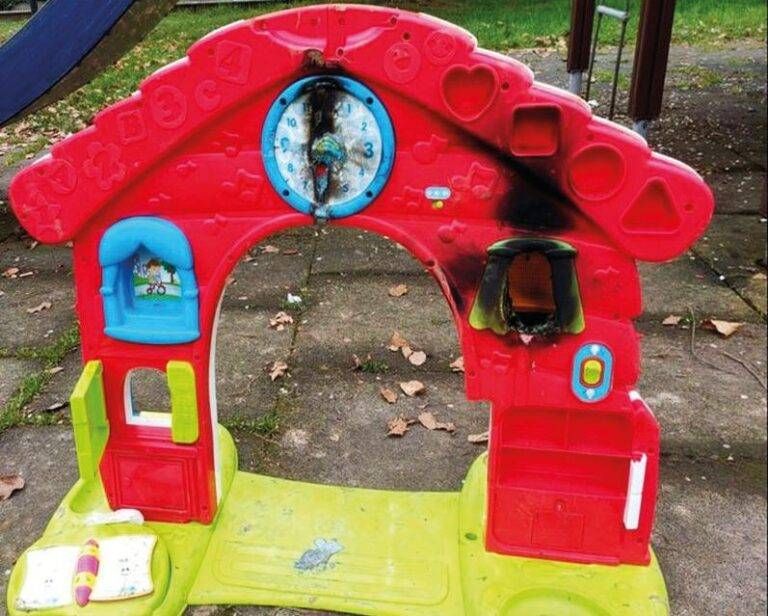 Cesate, ancora vandalismi: casetta bruciata al parco giochi Cesate vandalismi parco giochi