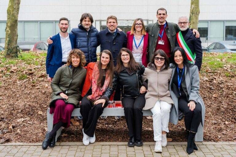 frammento panchina rossa limbiate