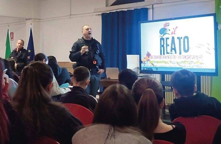Garbagnate, la Polizia di Stato incontra gli studenti contro il bullismo Garbagnate Polizia studenti bullismo