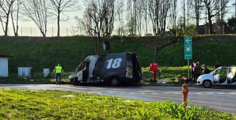 Incendio furgone area di servizio