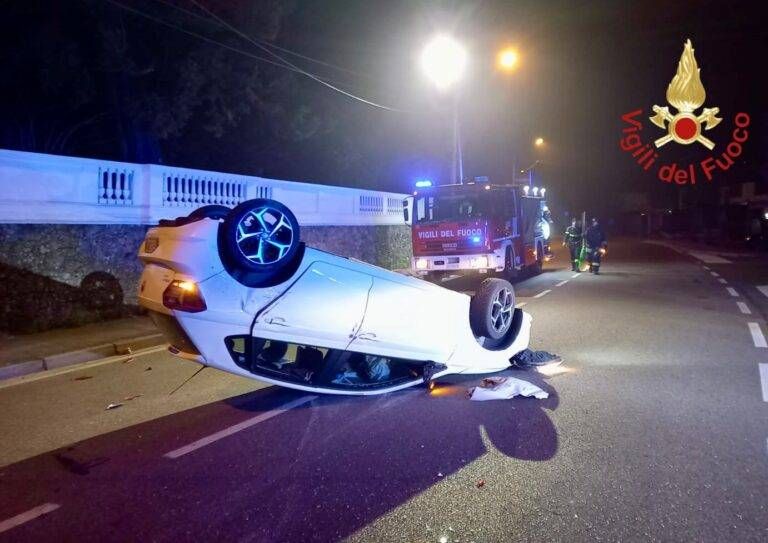 Incidente nella notte tra Bregnano e Lazzate, auto ribaltata donna in ospedale Incidente Lazzate Ribaltata