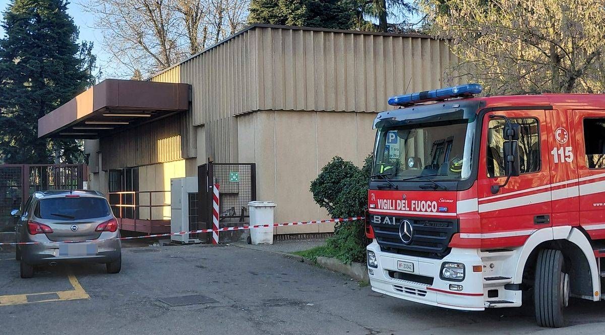 Uboldo incendio alle Poste,  intervento dei Vigili del fuoco