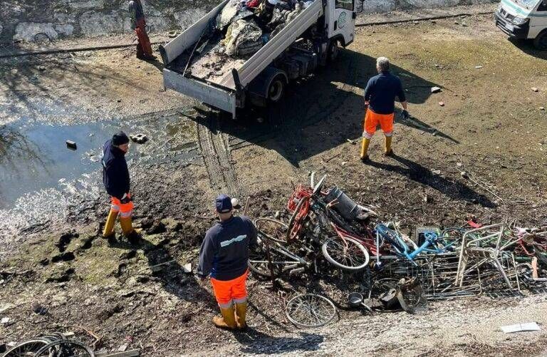 Garbagnate, il Canale Villoresi diventa una discarica di rifiuti: spuntano biciclette, reti e materassi villoresi rifiuti garbagnate