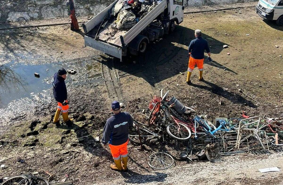 Garbagnate, il Canale Villoresi diventa una discarica di rifiuti:  spuntano biciclette, reti e materassi
