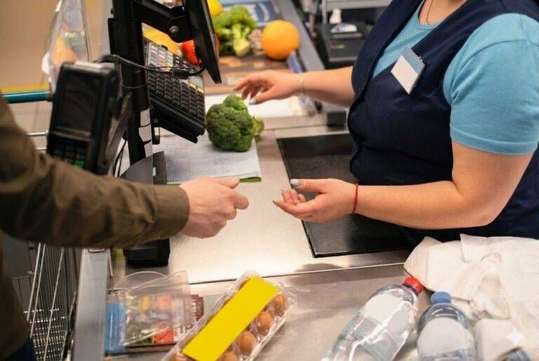 cassiera riconosce compagno di scuola