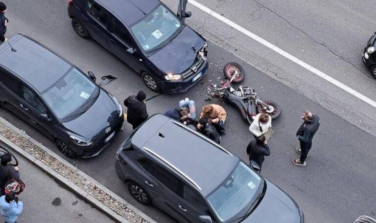 Bollate, incidente in centro, ragazzo ferito e ambulanza bloccata nel traffico incidente bollate traffico