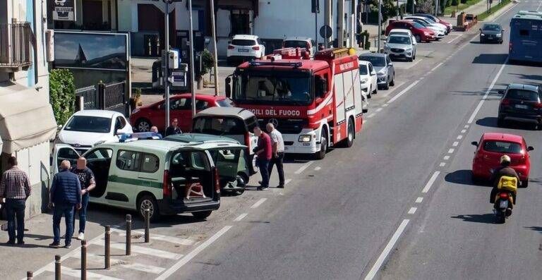 Solaro incendio auto Saronno-Monza