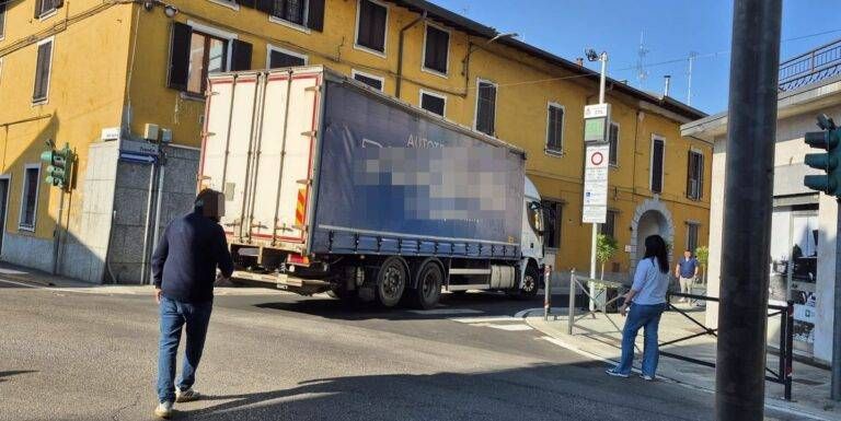 Limbiate, camion “incastrato” nel centro storico, traffico bloccato Camion Limbiate centro