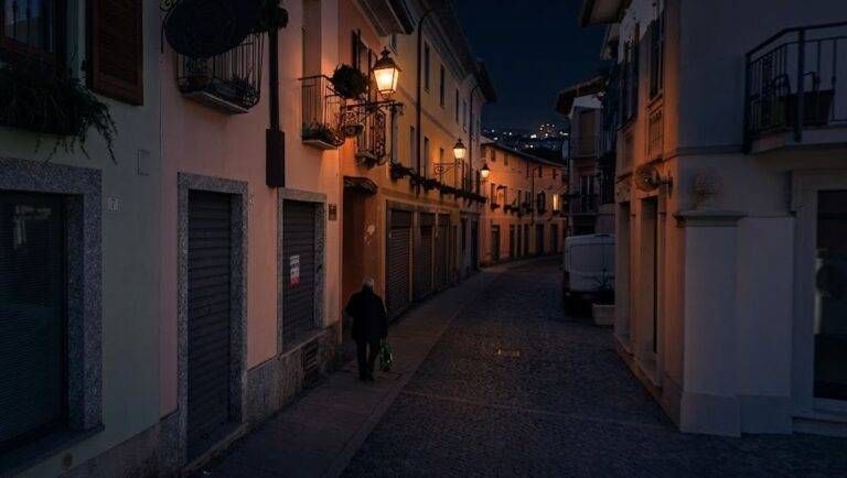 Lazzate, auto fuori controllo in centro, il sindaco annuncia ordinanza di chiusura anticipata dei locali in estate Lazzate centro notte