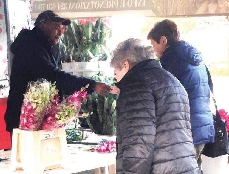 Fuggito dalla Libia, oggi vende fiori a Cesate: la storia di Billal, esempio di integrazione Libia fiori Cesate Billal integrazione