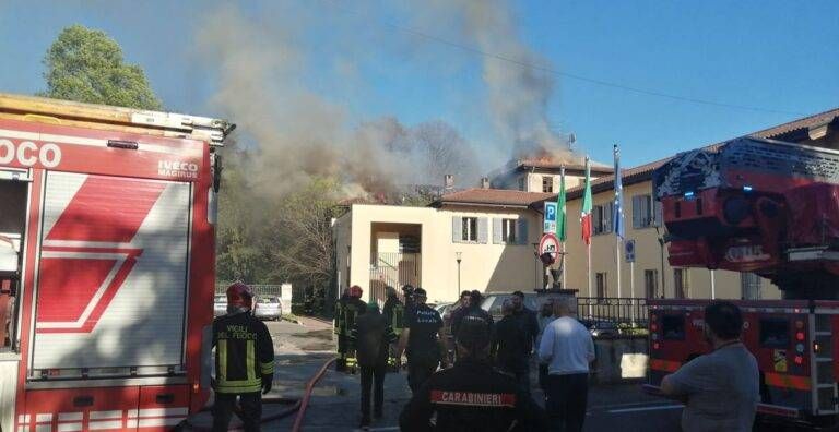 Senago, incendio a Villa Sioli, squadre di Vigili del fuoco in azione – VIDEO Senago Incendio villa Sioli