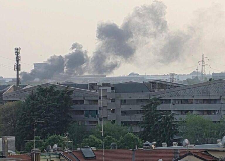 Fumo nero visibile a Bollate, a fuoco un furgone a Rho incendio furgone rho bollate
