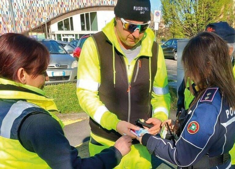 Bollate, trova un portafogli con soldi per strada: il bellissimo gesto dell’operatore ecologico operatore ecologico trova portafogli Bollate