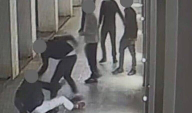 Accoltellato in Corso Como e reso invalido: aggressore condannato a 20 anni, la vittima lo abbraccia accoltellato corso como