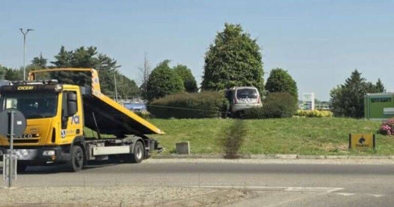 Gerenzano incidente rotonda