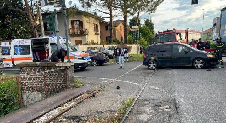 Incidente a Limbiate, 4 feriti sulla Comasina, traffico rallentato incidente limbiate comasina