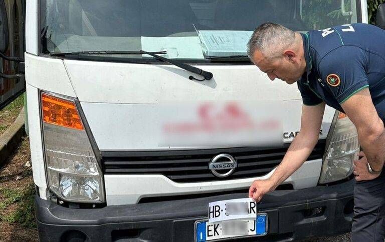 Lazzate, furgoncino rubato con targhe false recuperato dalla Polizia locale Lazzate furgoncino rubato targhe