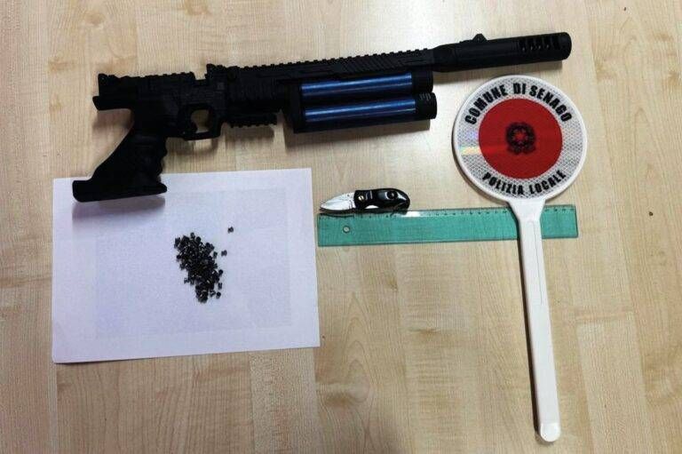 Senago, con fucile e coltello per strada: denunciato Senago fucile coltello denunciato