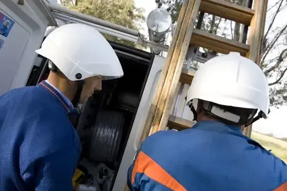 Grande caldo e uso di condizionatori: emergenza blackout, centinaia di famiglie al buio tra Limbiate, Paderno, Solaro e Baranzate enel lavoro tecnici