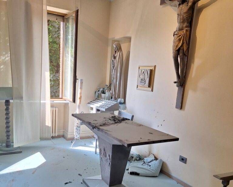 Dà fuoco alla cappella dell’ospedale e minaccia infermieri con un coltello, terrore a Passirana di Rho incendio cappella passirana rho